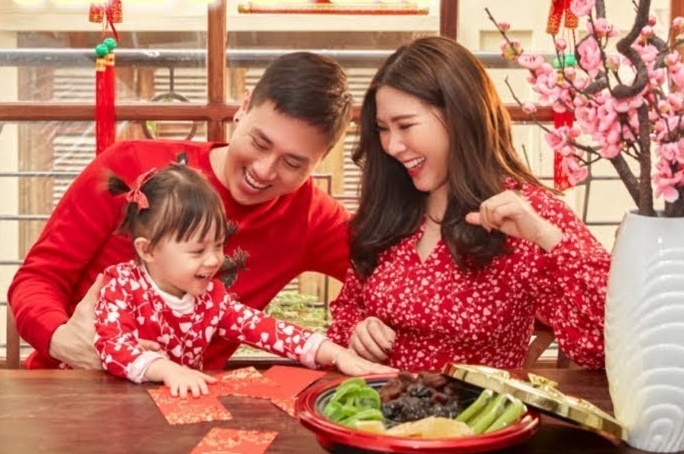 Thanh Trung, vo chong Kien Hoang tam dac chon qua Tet tang nguoi than hinh anh
