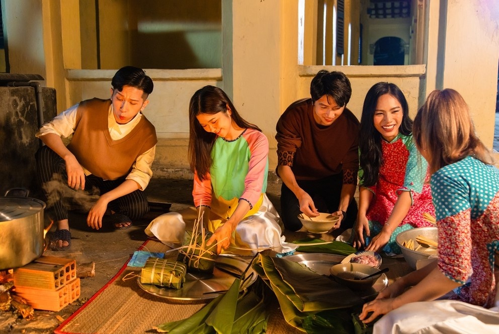 Han Sara, Suni Ha Linh, Lip B 'lang xe' Tet trong loat MV dau nam hinh anh