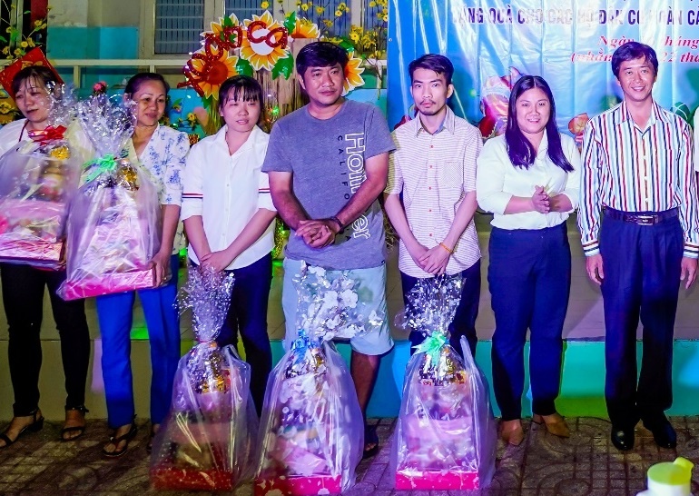 Cong ty Nhua Long Thanh trao qua Tet cho cac ho kho khan hinh anh