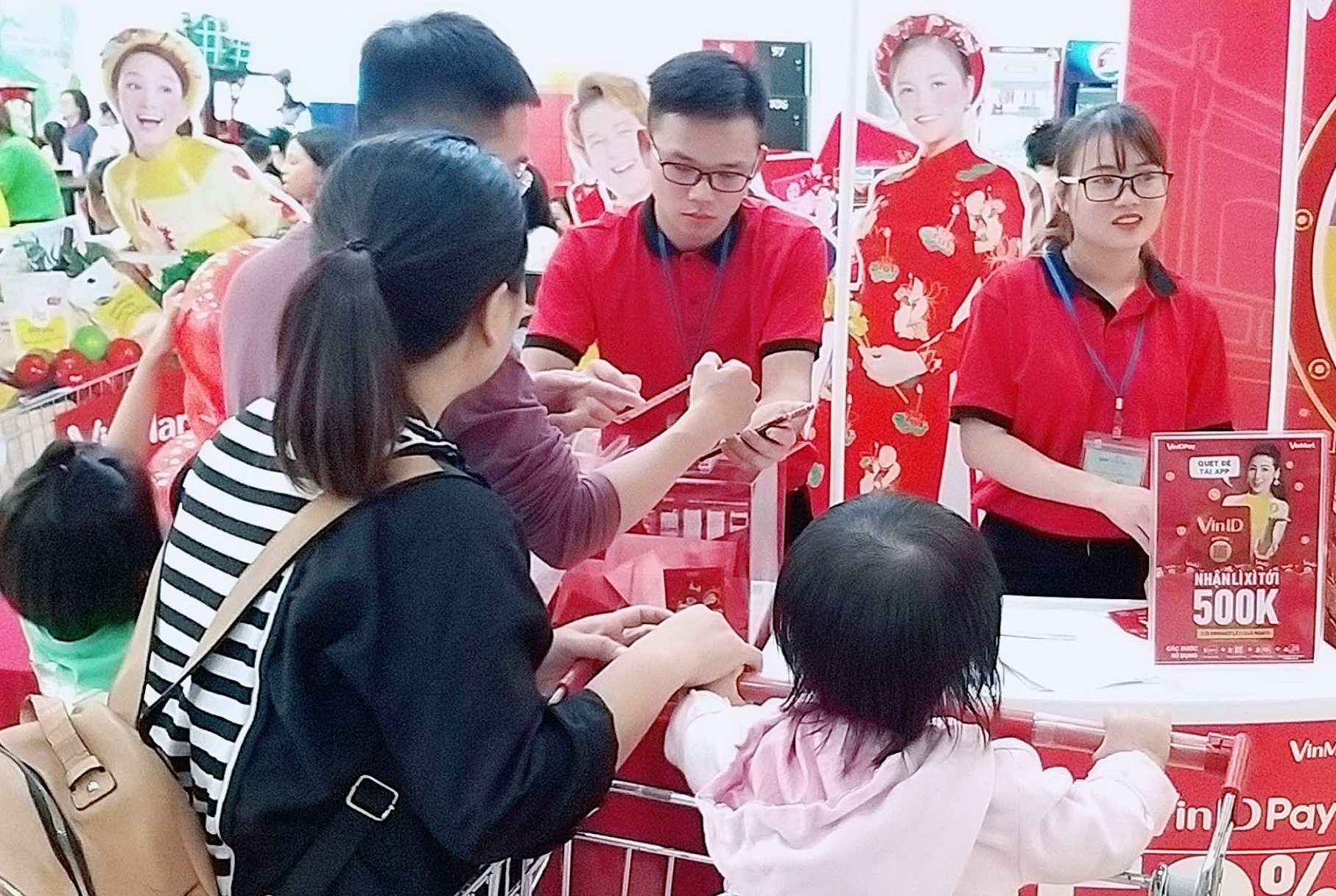 Nguoi tieu dung xep hang dai mo vi VinID Pay hinh anh