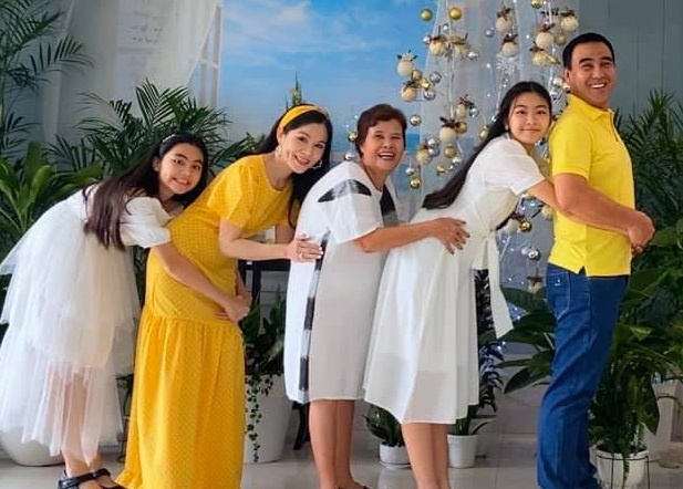 Sao Viet ru gia dinh tham gia thu thach 'Om de gan ket' hinh anh