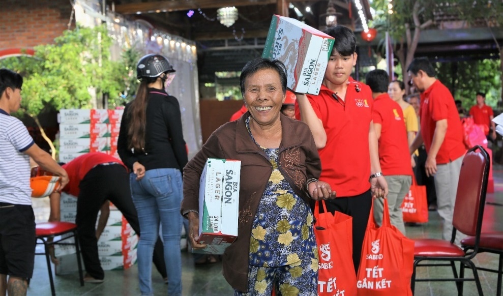 8.000 ho gia dinh toan quoc nhan qua Tet tu thuong hieu bia Viet hinh anh