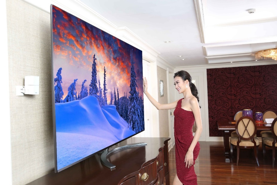 TV 8K dat trong phong tong thong khach san Metropole hinh anh