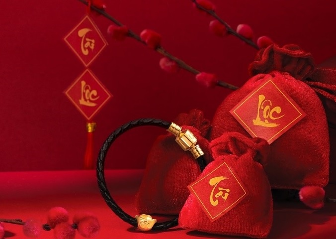 'Doi gio' ngay via Than Tai voi vong charm deo tay hinh anh