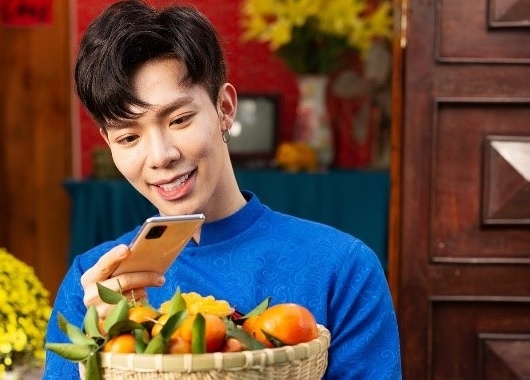 Erik 'chanh sa', Misthy dien outfit do khoe anh Tet khac biet hinh anh