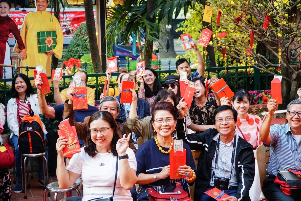 Hang tram du khach xuat hanh mung 1 Tet hinh anh