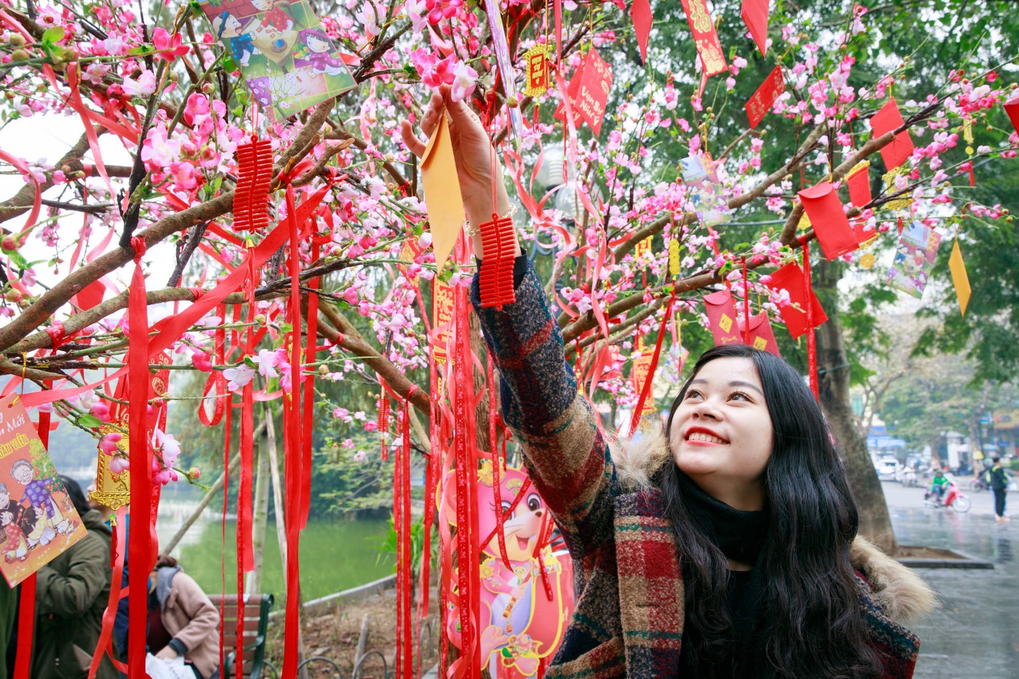 Gioi tre thich thu voi thong diep gieo loc tren duong pho dip dau xuan hinh anh