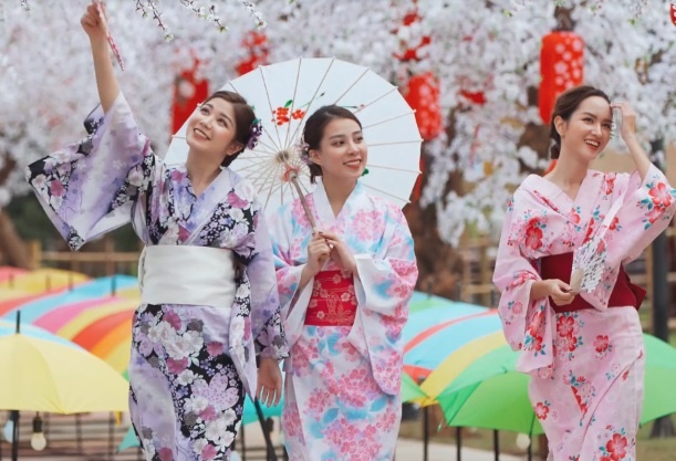 An Japan va nhom ban than dao xu hoa anh dao giua long Ha Noi hinh anh