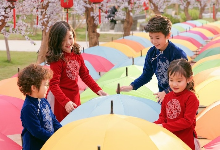 Ao dai Viet noi bat giua rung hoa anh dao hinh anh