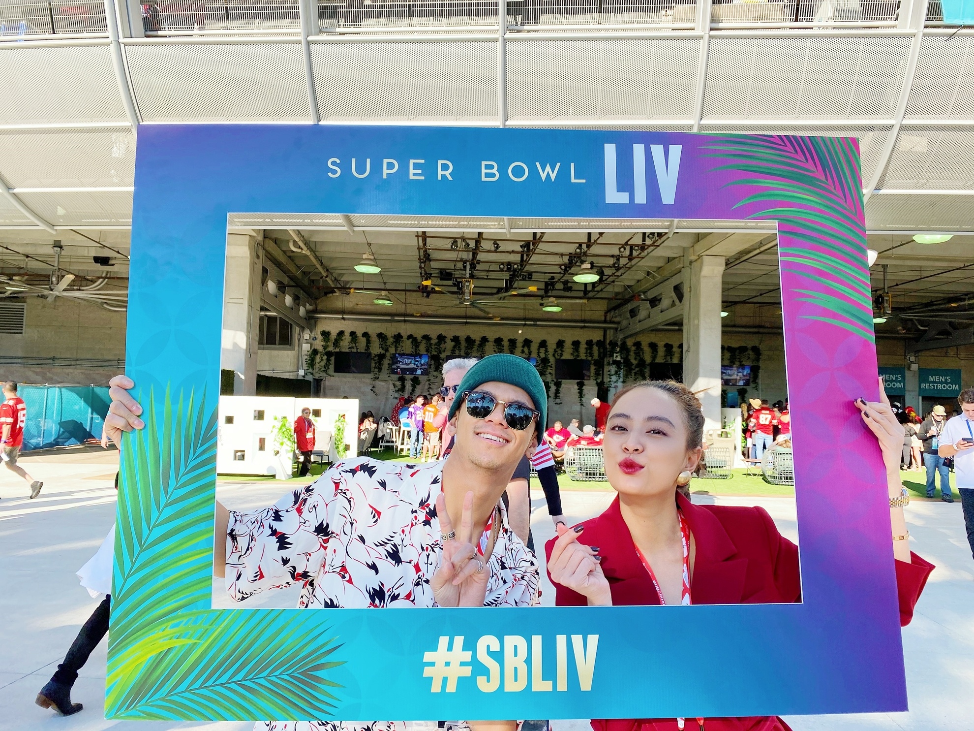 Hoang Thuy Linh va Trong Hieu du Budx Miami, check-in tai Super Bowl hinh anh