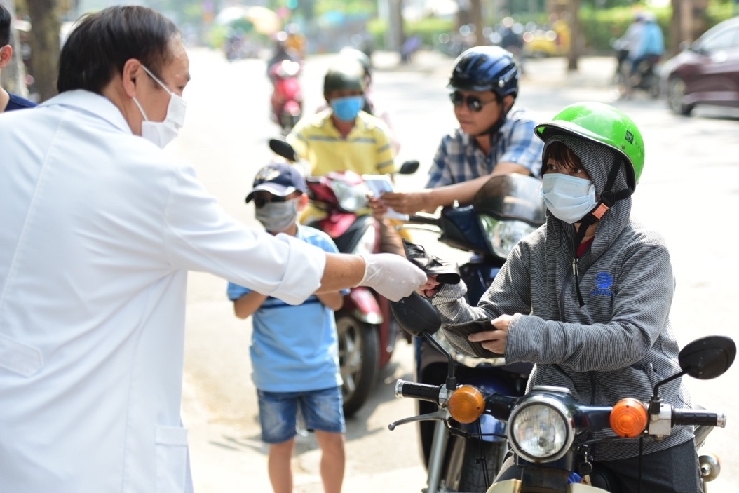25.000 khau trang y te duoc phat tai Ha Noi va TP.HCM hinh anh