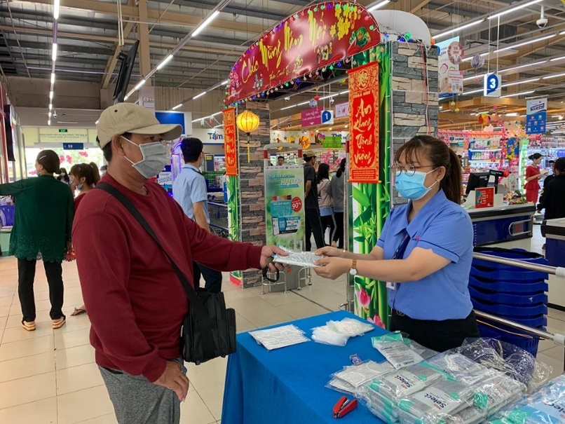 Sieu thi Co.opmart, Co.opXtra khong tang gia hon 3 trieu khau trang hinh anh