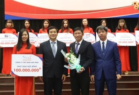 UEF tiep tuc trao hoc bong 100% hoc phi cho tan sinh vien hinh anh