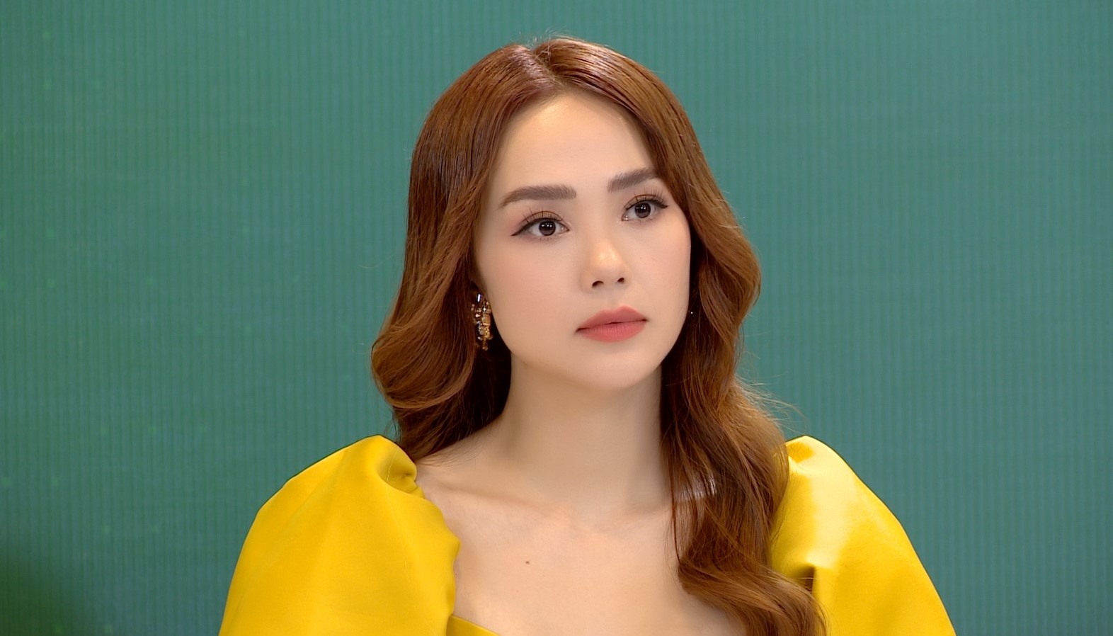 Minh Hang ngac nhien truoc su 'lot xac' cua co gai tung bi ham lech hinh anh