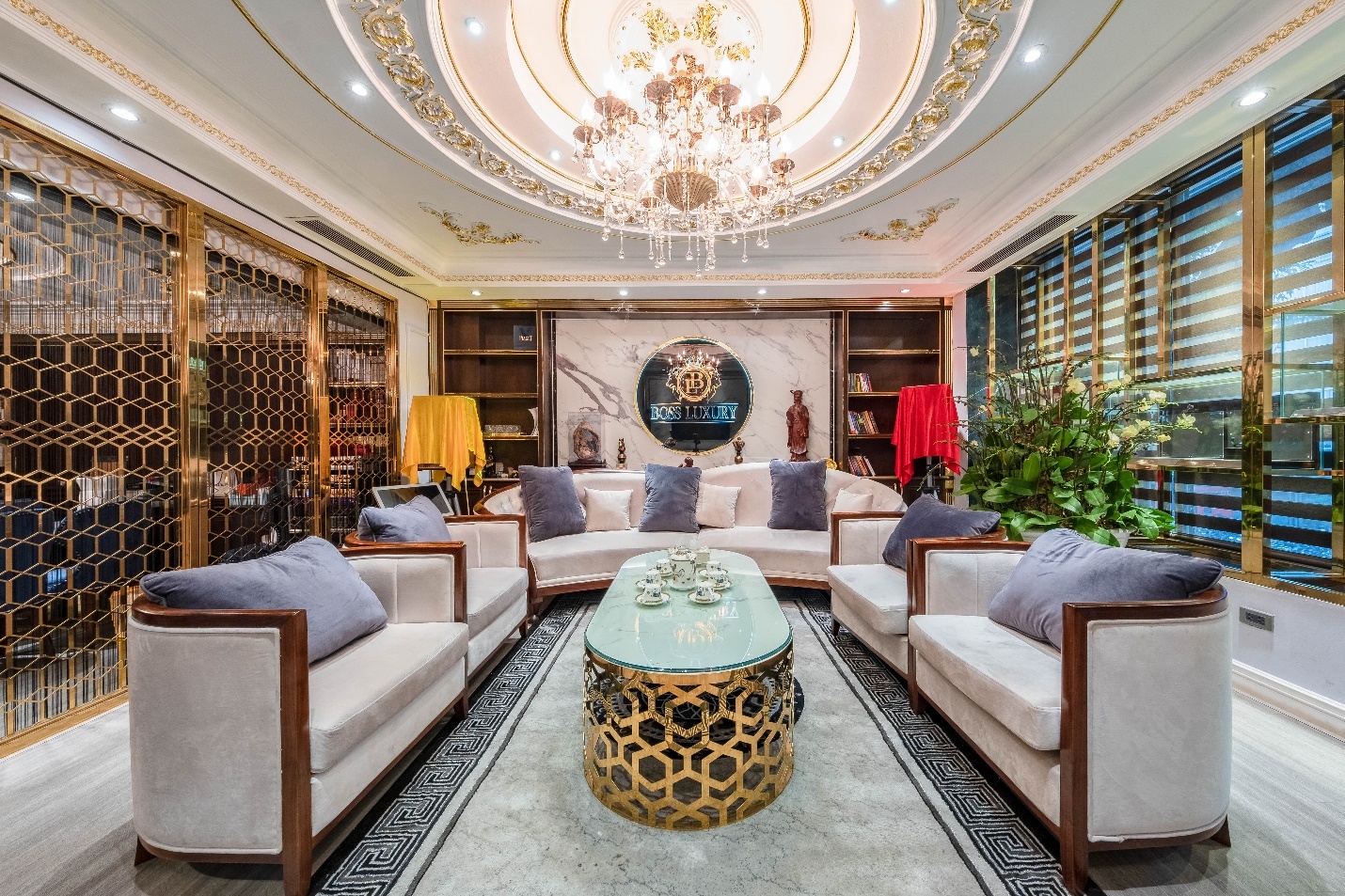 4 ly do nen mua hang hieu tai Boss Luxury hinh anh