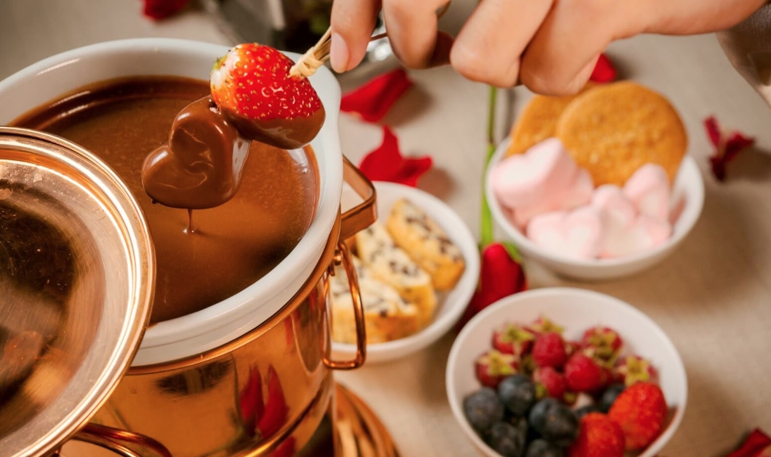 Le tinh nhan dang nho tai The Reverie Saigon hinh anh