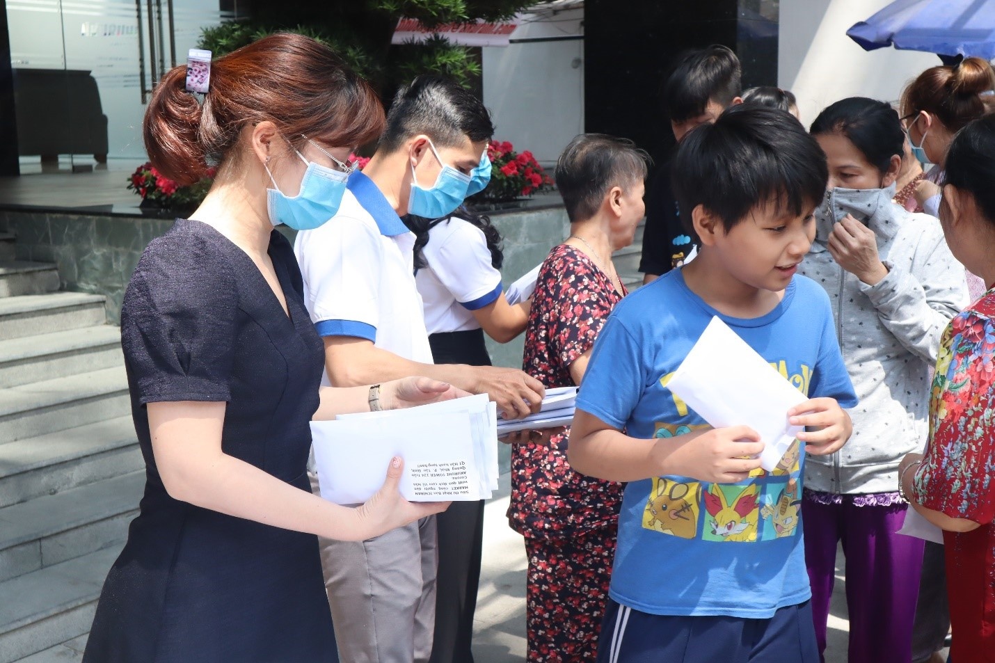 Sieu thi Nhat Ban Ichiban Market phat khau trang mien phi hinh anh