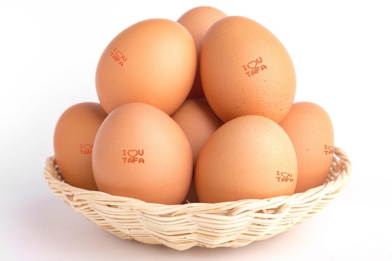 Trung ga in chu 'iloveu' duoc gioi tre san lung dip Valentine hinh anh