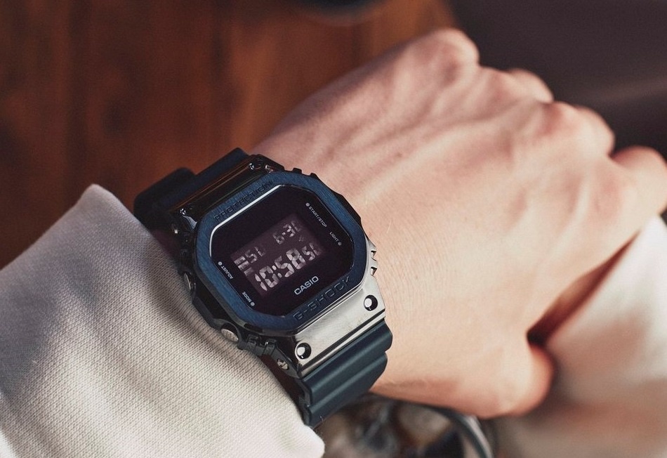 Dong ho G-Shock kim loai duoc long gioi tre Viet hinh anh
