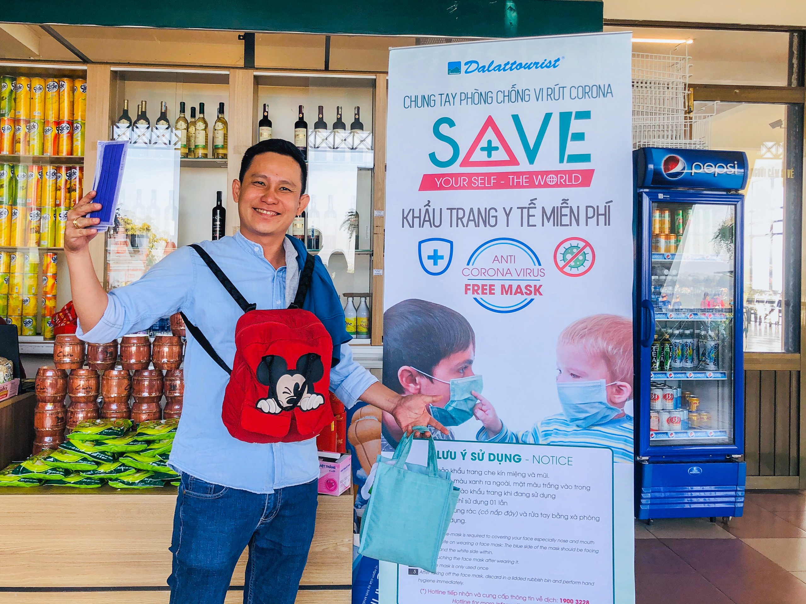 Tang hang chuc nghin khau trang y te cho du khach tham quan Da Lat hinh anh