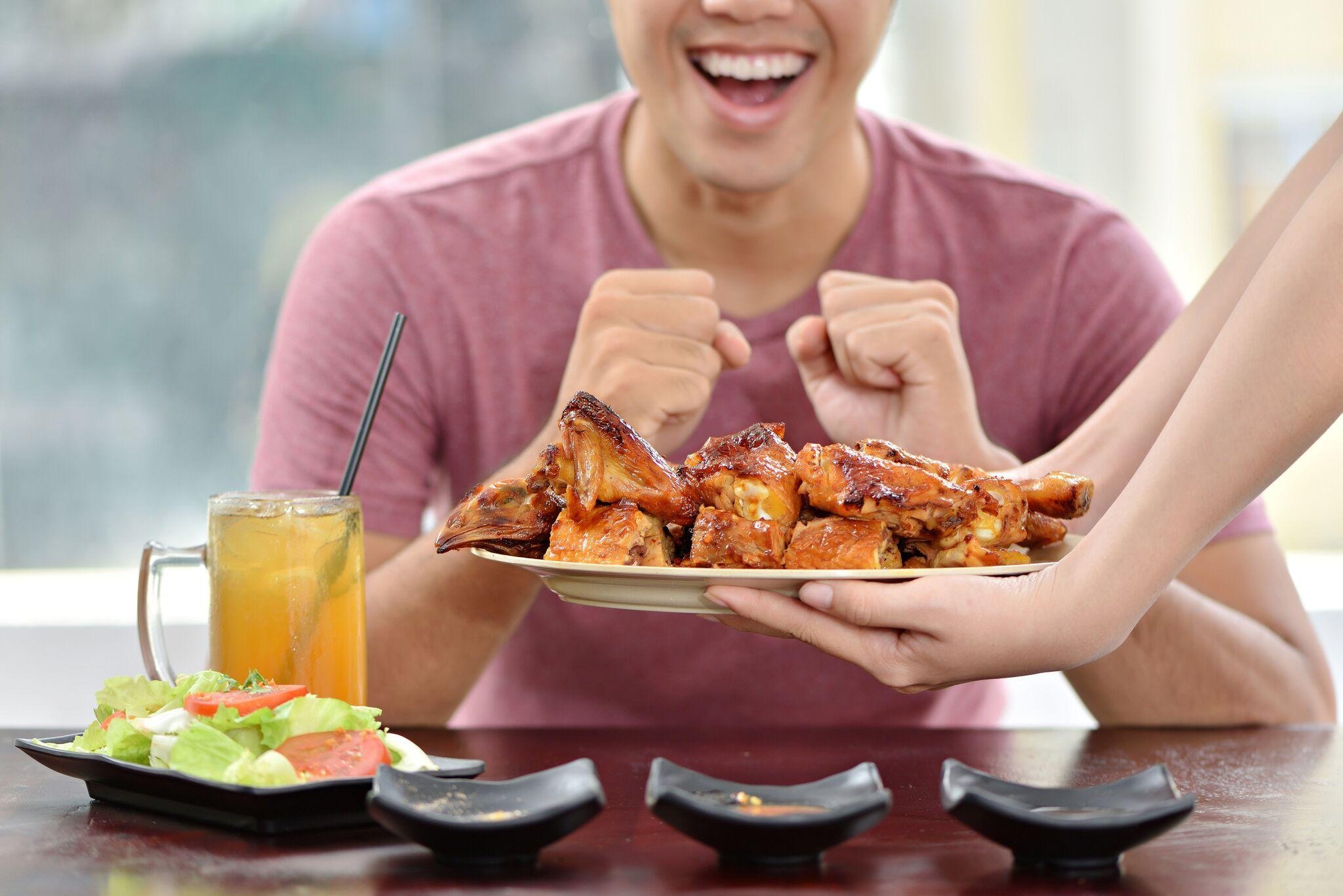 Dieu gi giup chuoi ga nuong O O O la cai ten 'nam long' dan van phong? hinh anh