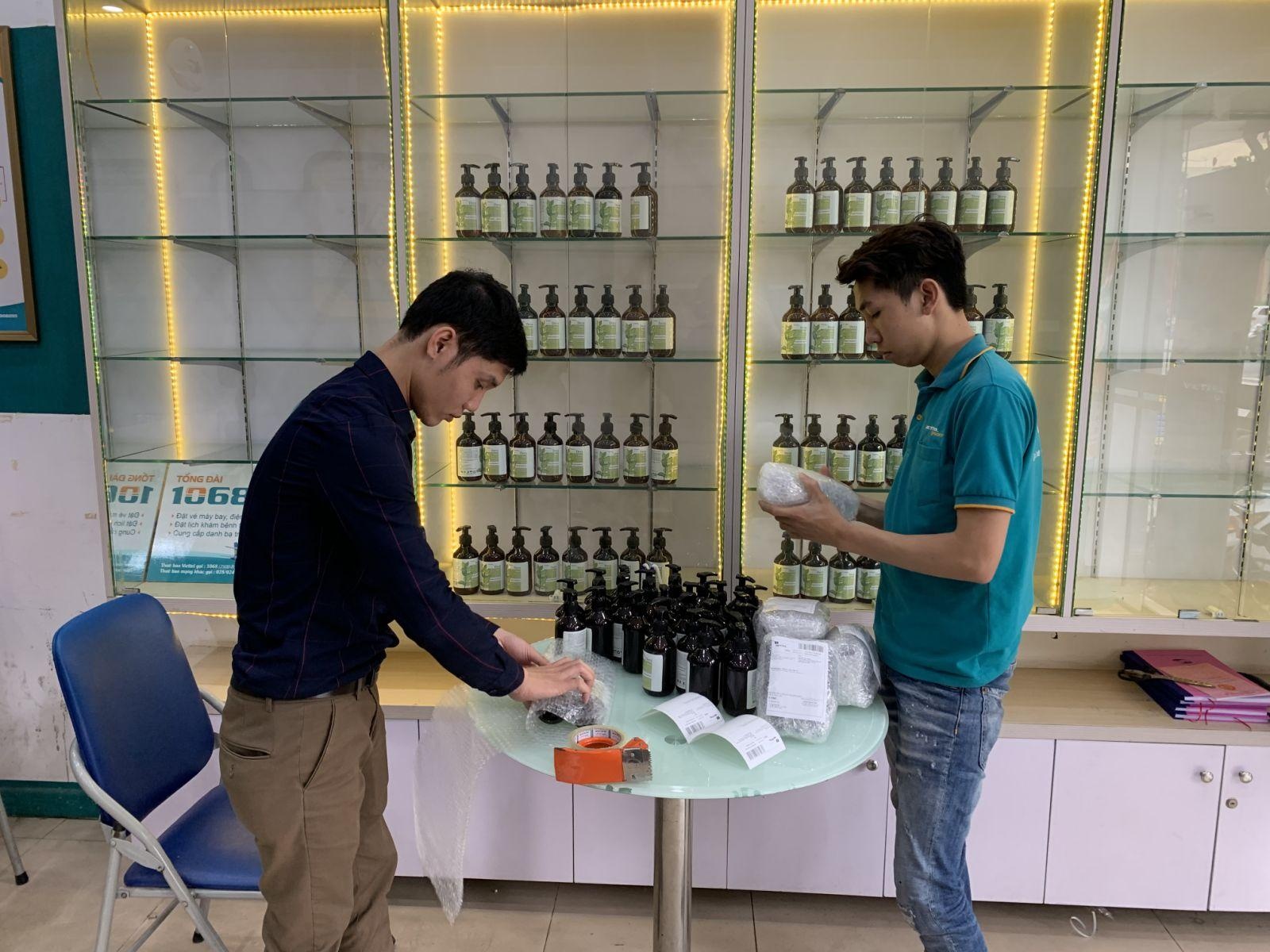 Tap doan Dera ban 70.000 chai nuoc rua tay kho khong loi nhuan hinh anh