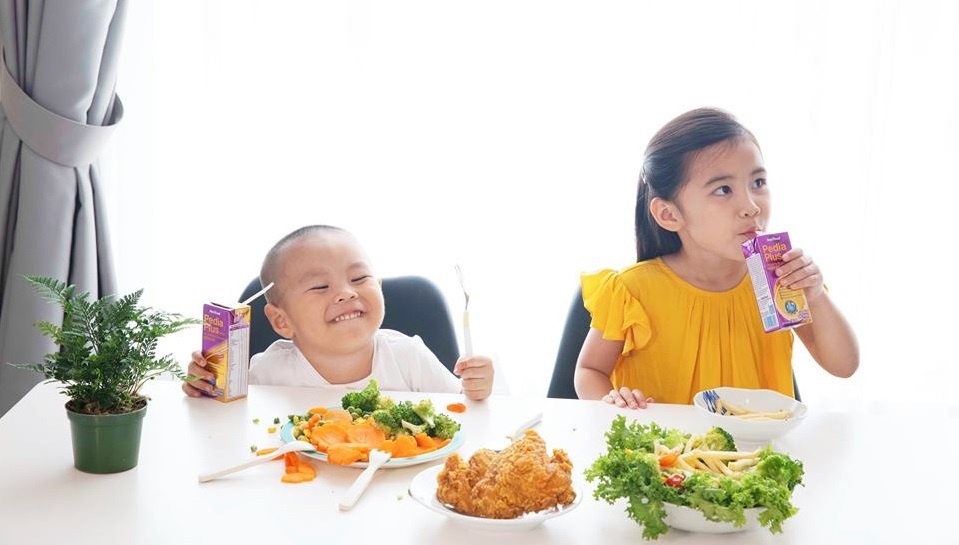 Phong dich Covid-19, lam sao de tre an tot, khoe hon? hinh anh