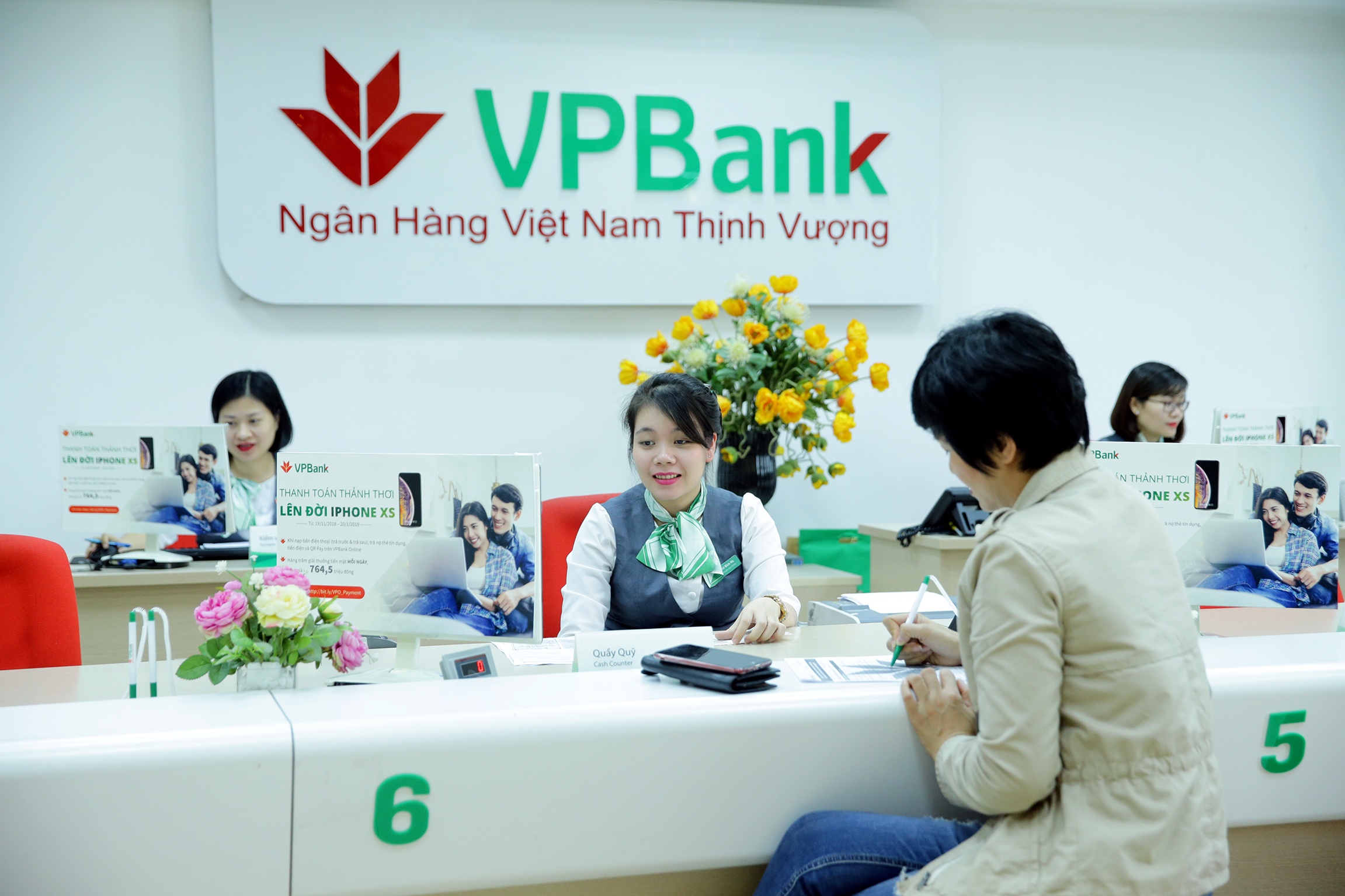 VPBank tang ve cho khach hang xem giai dua xe F1 Viet Nam Grand Prix hinh anh