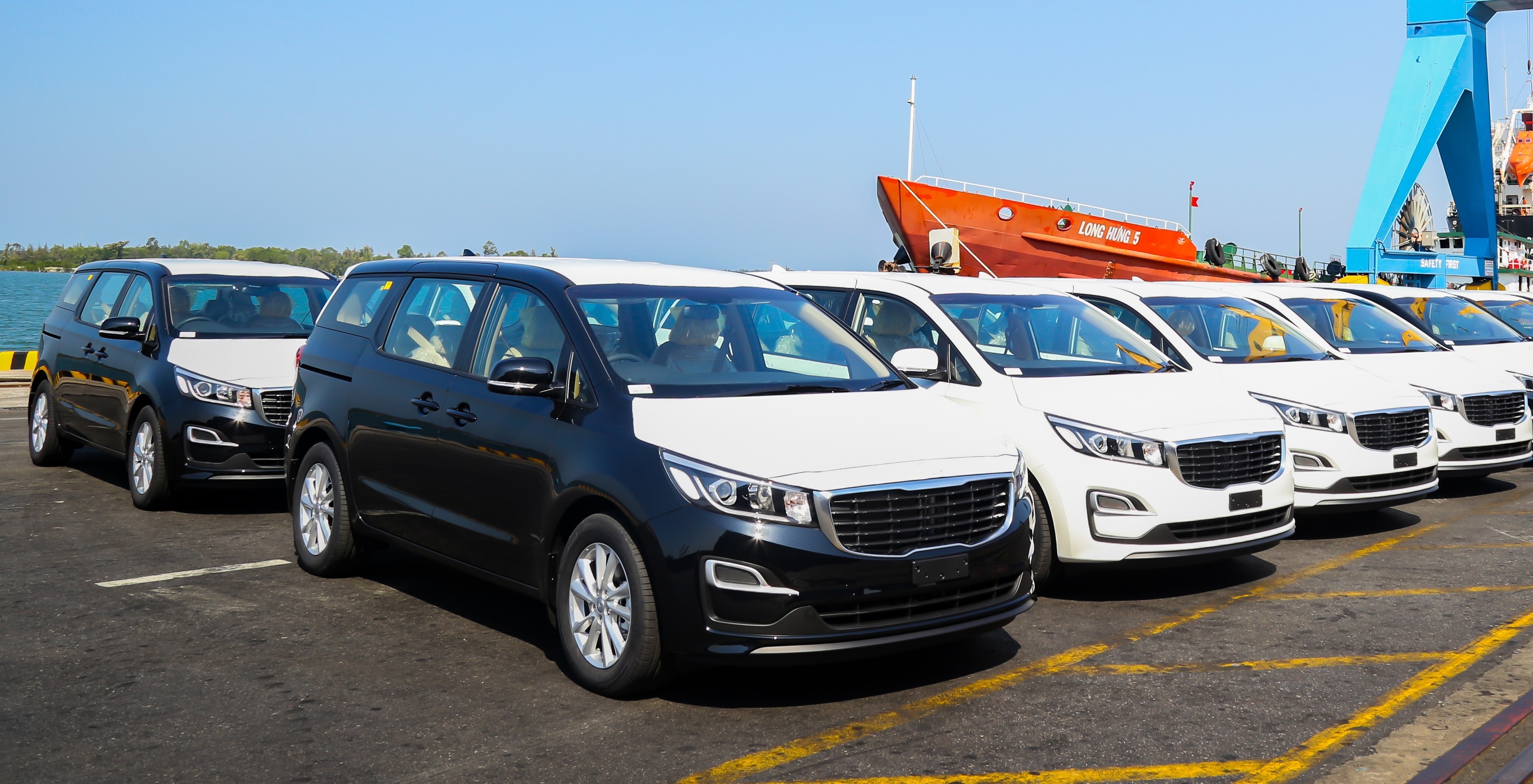 Thaco xuat khau 40 xe du lich Kia Grand Carnival sang Thai Lan hinh anh