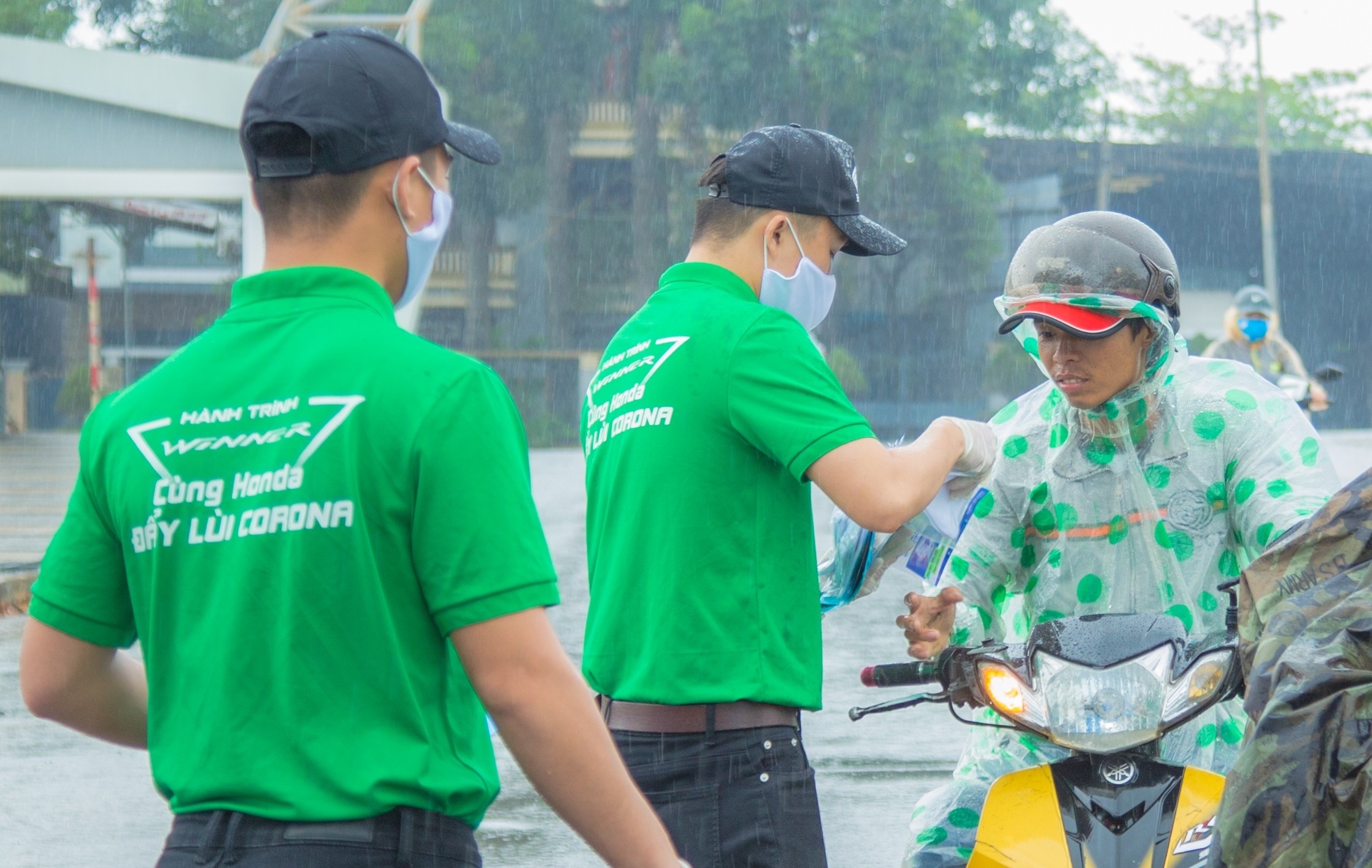 Honda tang khau trang cho hon 30.000 cong nhan KCN Hoa Cam va An Don hinh anh