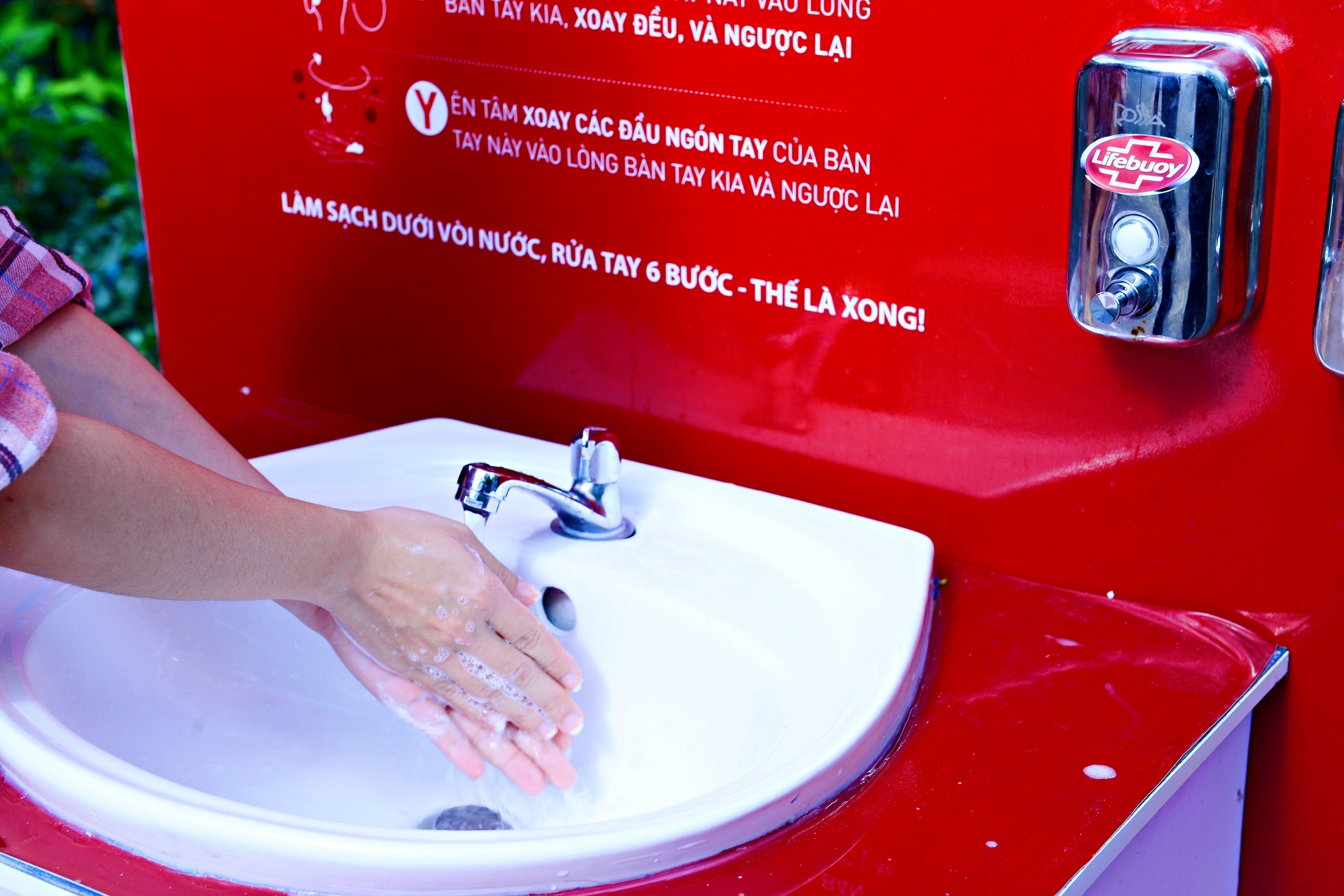 Nhung cach rua tay phong Covid-19 doc dao cua dan mang hinh anh