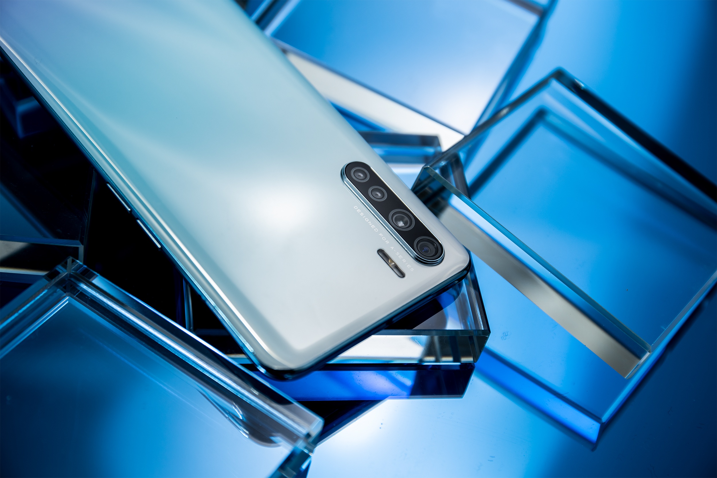 Chon smartphone nao tang phai dep ngay 8/3? hinh anh