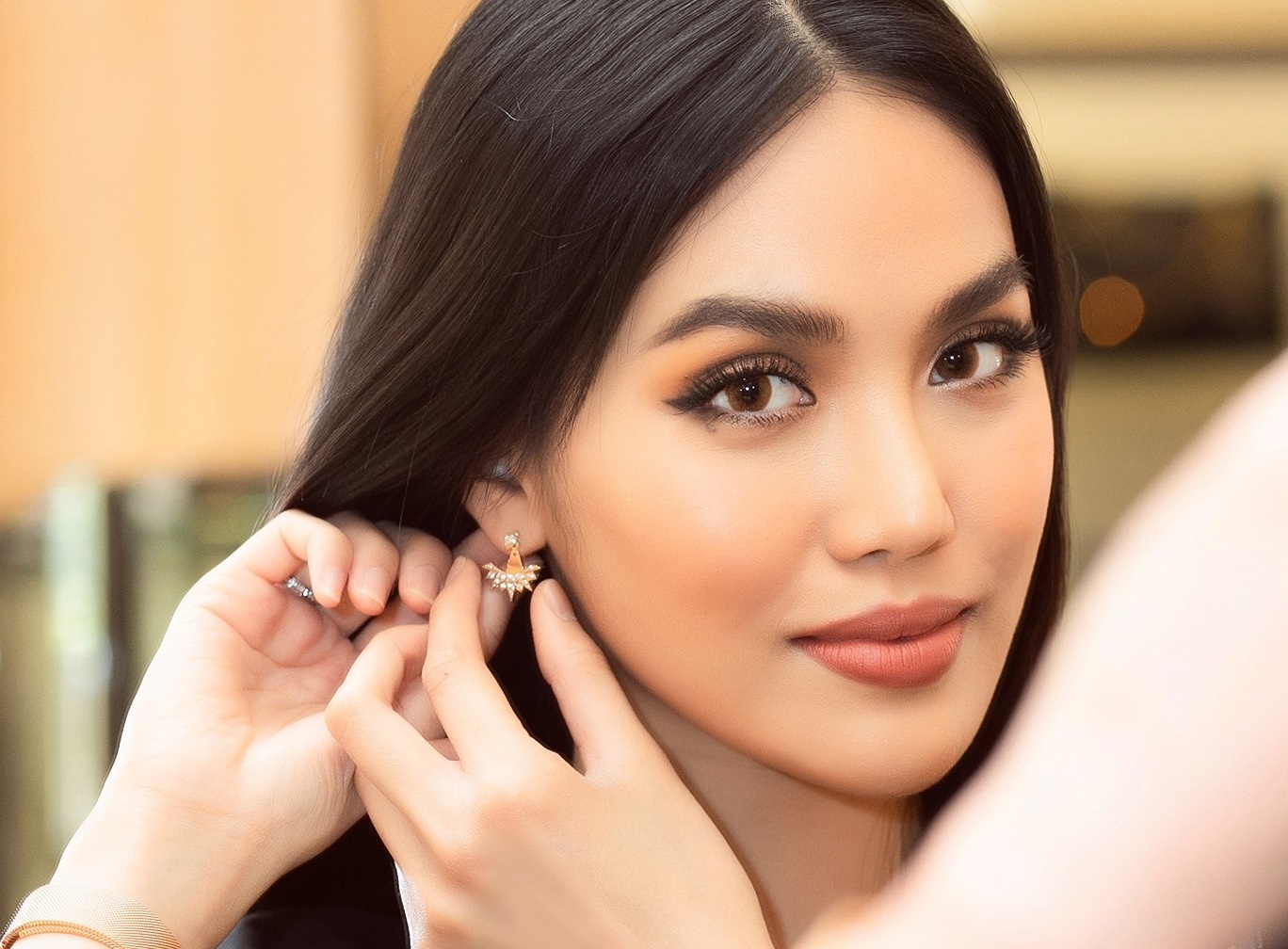 Theo chan Lan Khue sam qua tu thuong dip 8/3 hinh anh