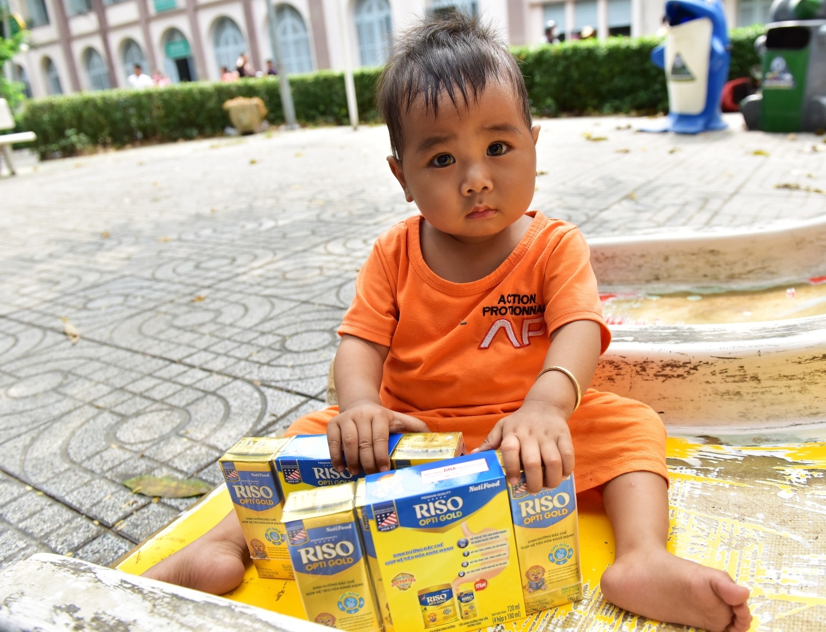 Tram dieu kho khan khi cham con nho nam vien mua dich hinh anh