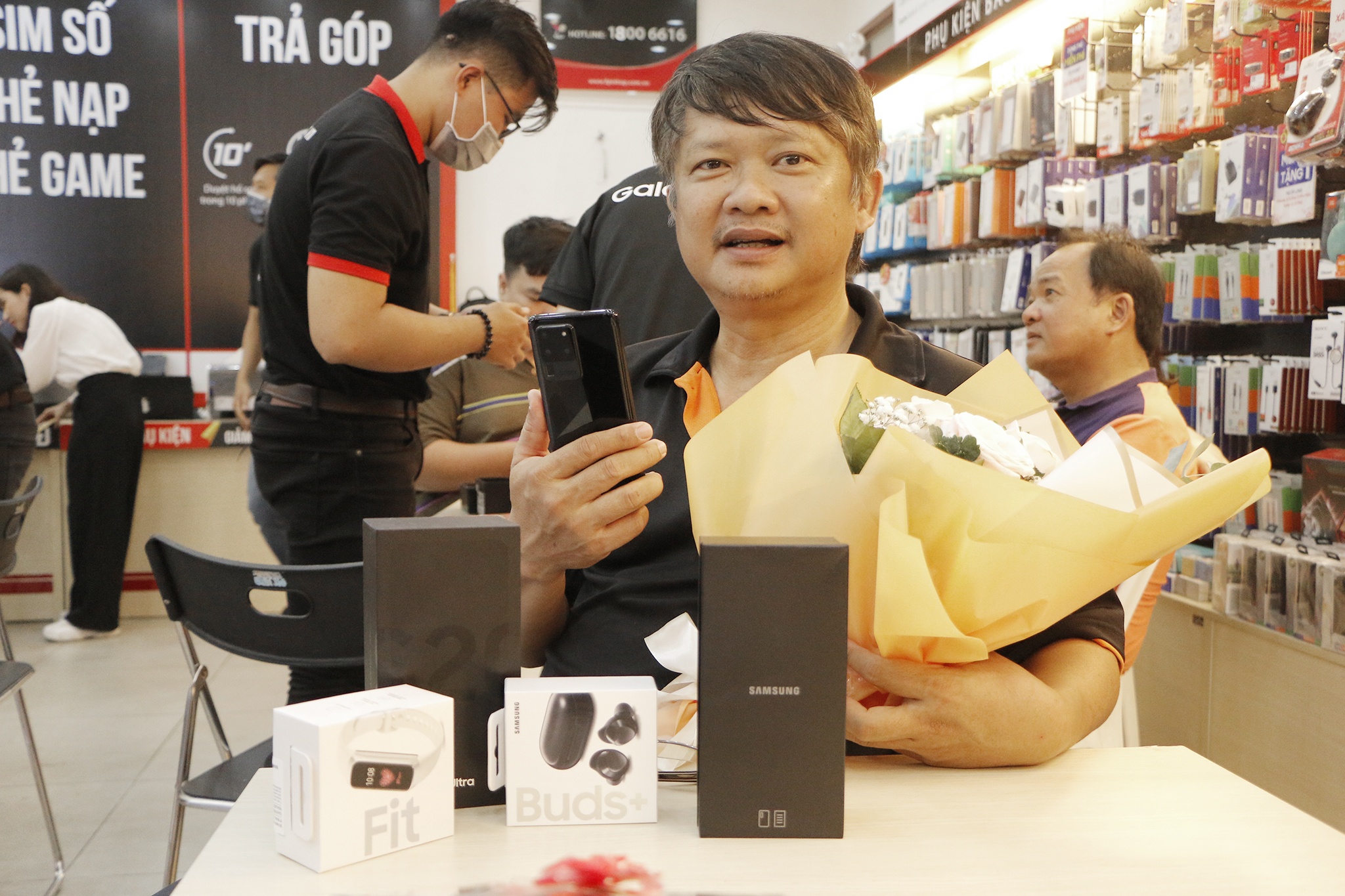 Ngay dau len ke FPT Shop, Galaxy S20 moi phut ban duoc 4 may hinh anh