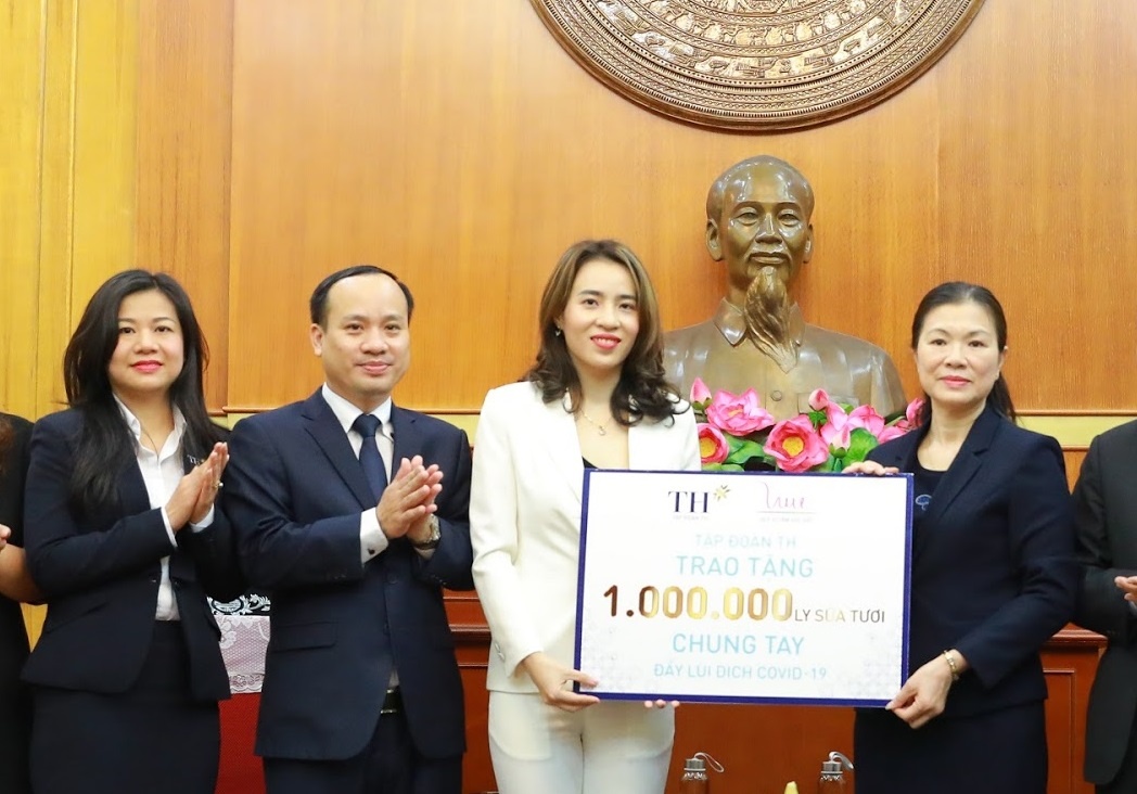 Tap doan TH tang 1 trieu ly sua cho cac khu cach ly Covid-19 hinh anh