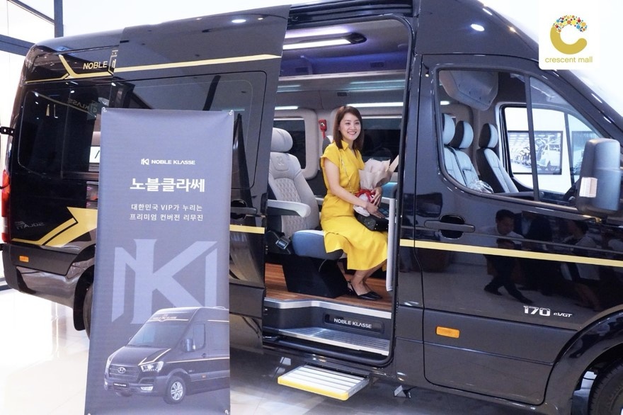 Crescent Mall trao xe limousine 2,1 ty cho khach trung giai vang hinh anh