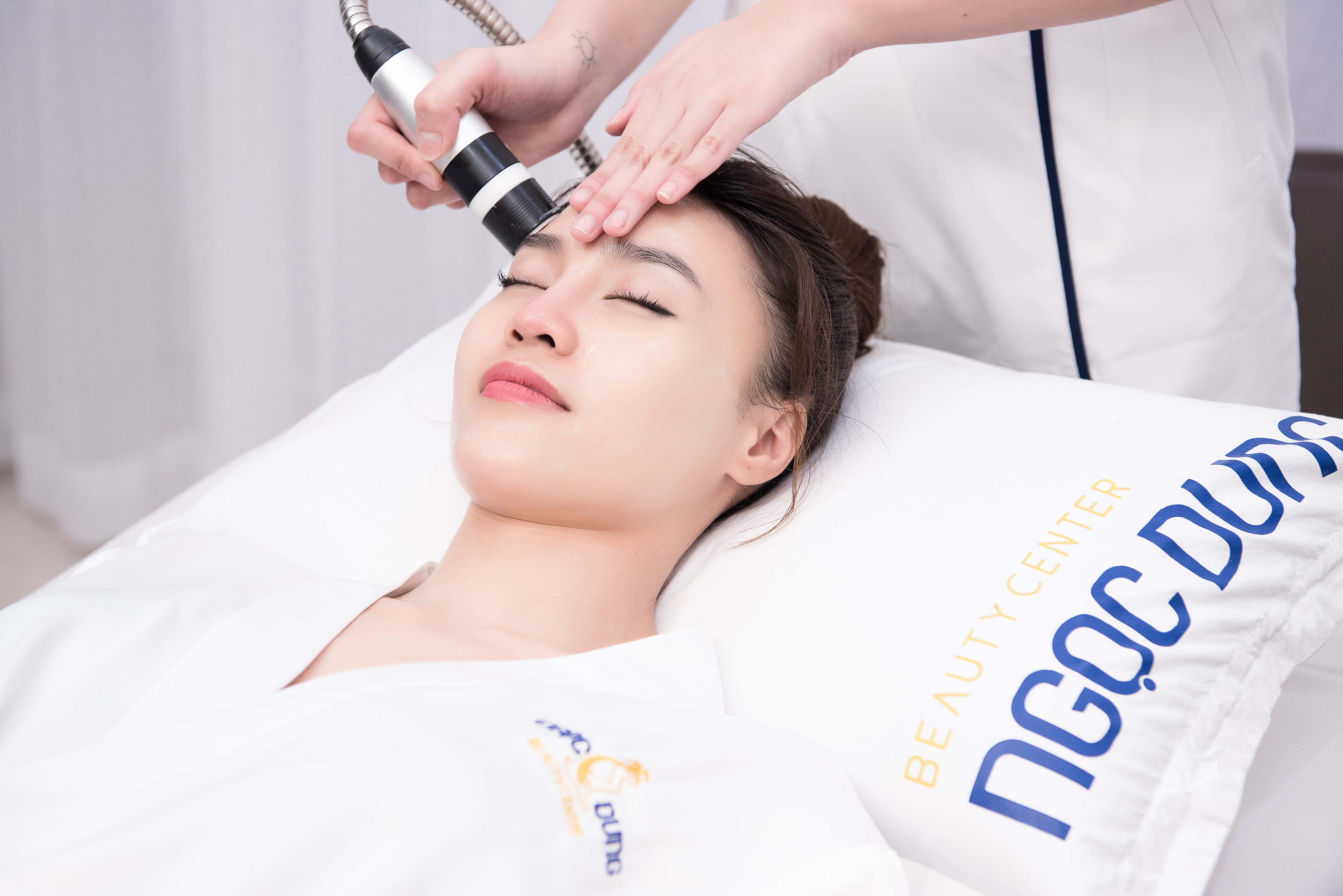 Cham di tham my vien, Ninh Duong Lan Ngoc tu tin khoe mat moc hinh anh