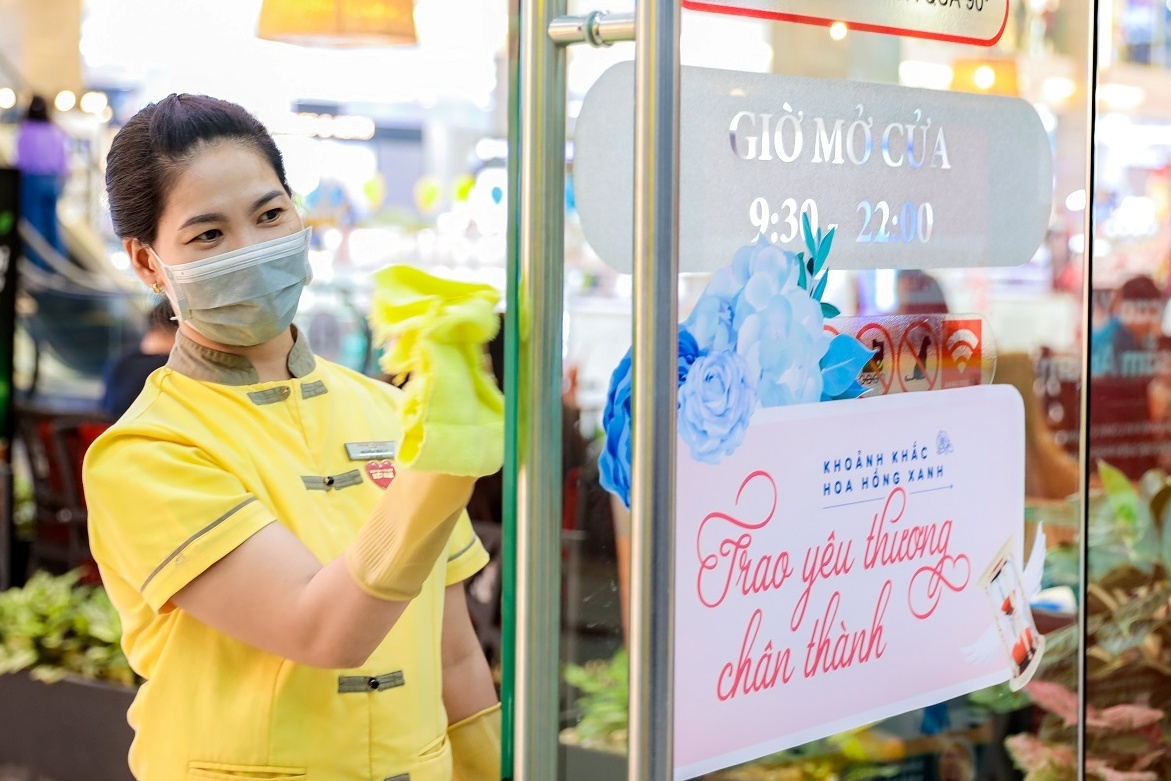 Vincom tang cuong that chat cac bien phap phong chong Covid-19 hinh anh