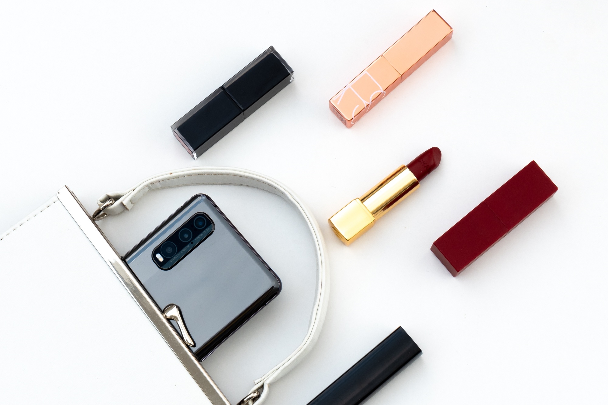 Bi quyet 'cua do' trai tim cua nang voi nhung mon qua hop gu hinh anh