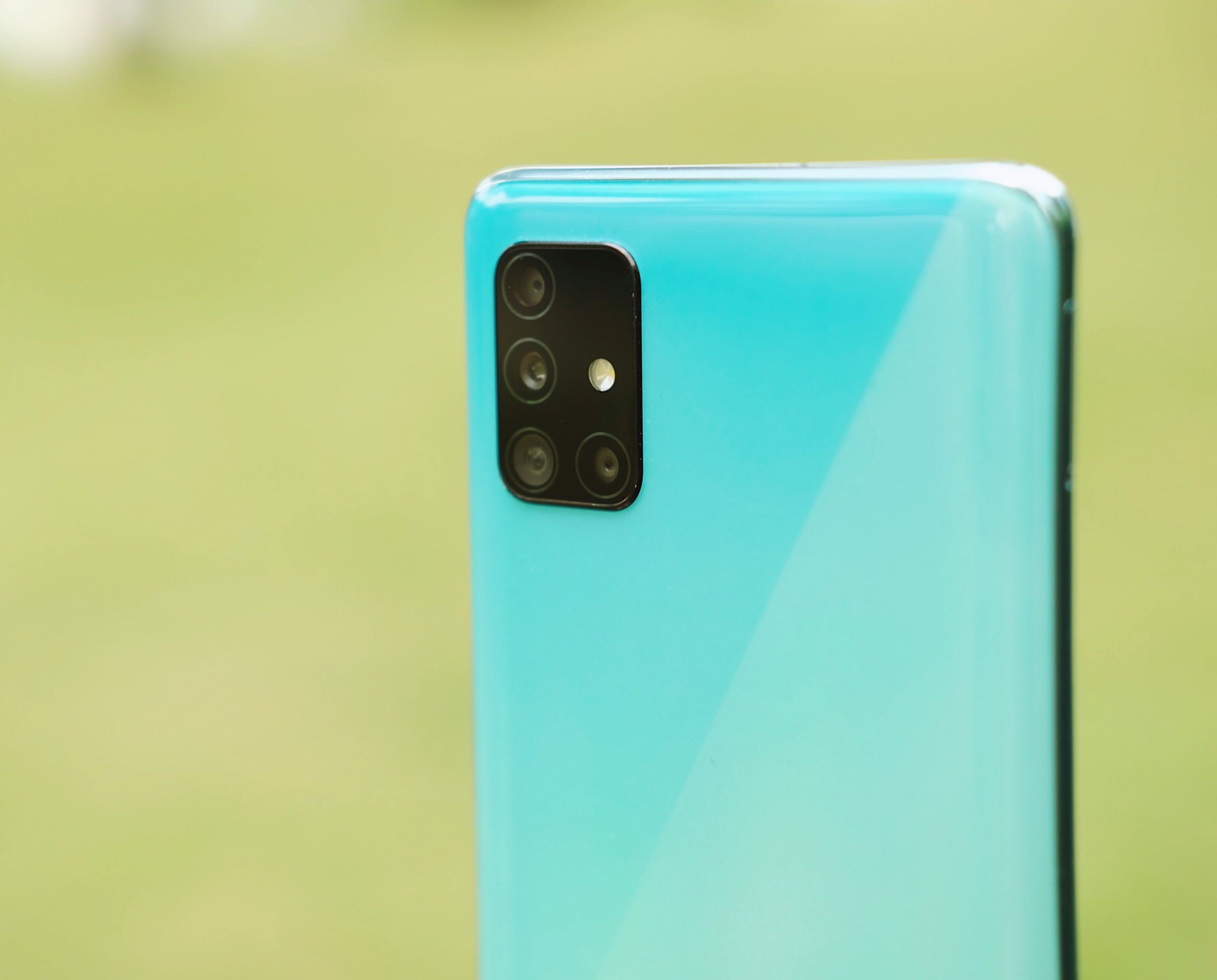 Ly do Galaxy A51 dat doanh so nua trieu chiec trong 2 thang hinh anh