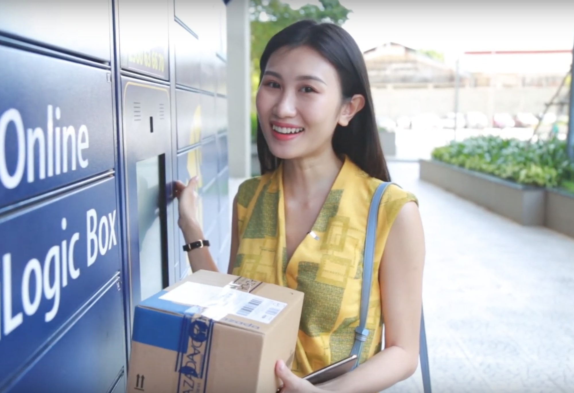 Giai quyet bai toan 'so dam dong' khi mua sam mua dich hinh anh