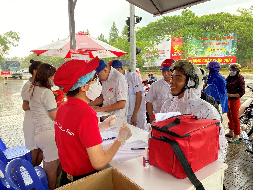 Honda tang gan 200.000 khau trang va nuoc rua tay cho nguoi dan hinh anh