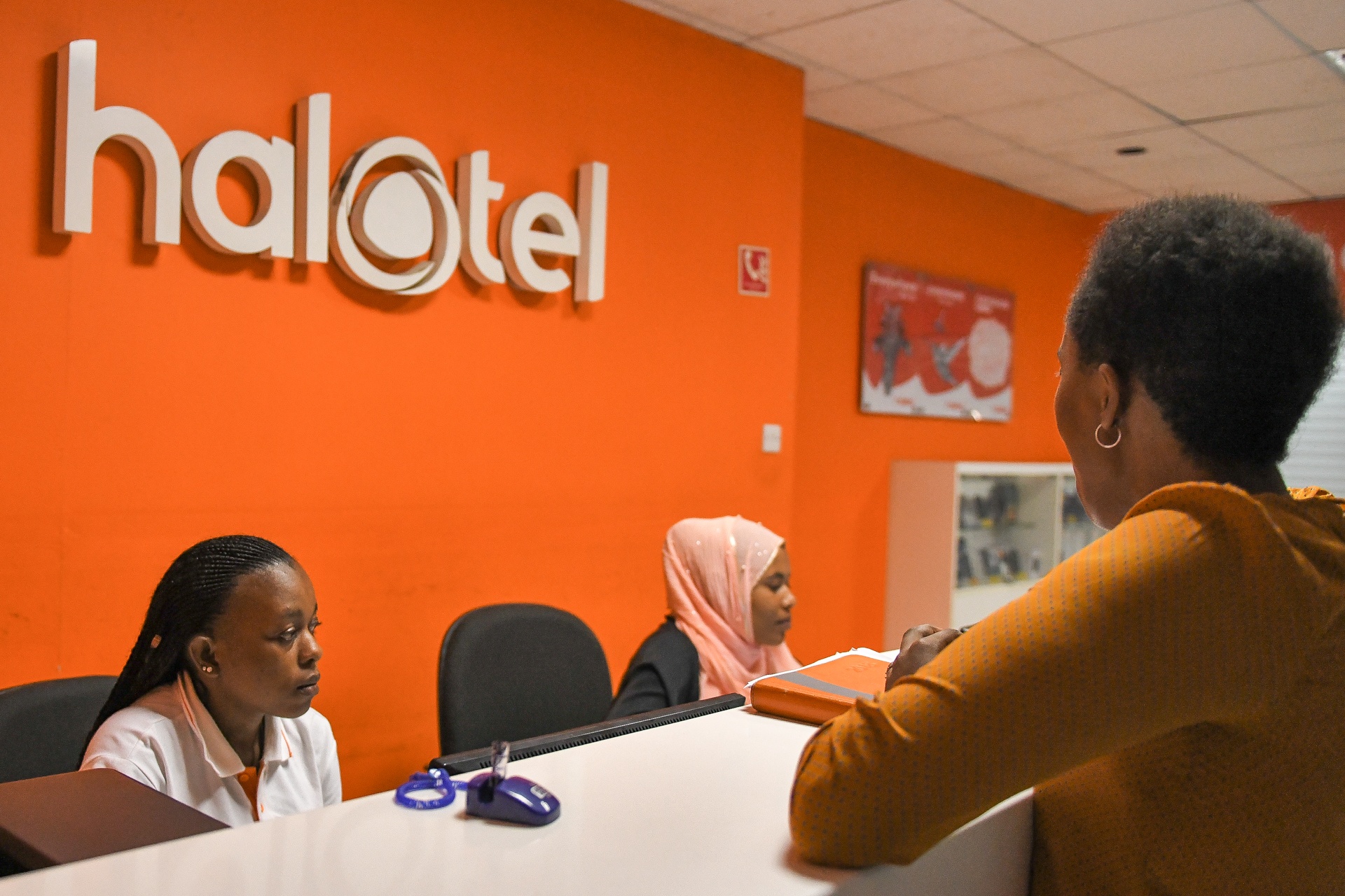 Tong doanh thu Viettel tang 12,8% du trong mua dich hinh anh