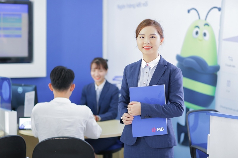 MB tang bao hiem Covid-19 cho chu the tin dung moi hinh anh