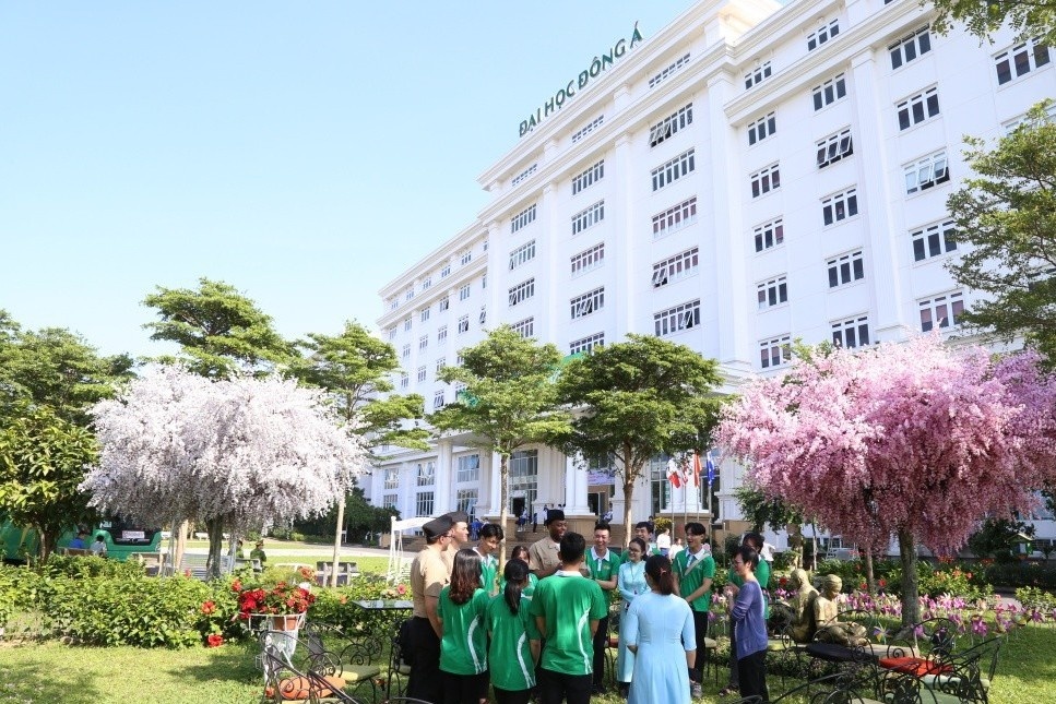 Co hoi giao luu quoc te, lam viec o nuoc ngoai khi hoc tai DH Dong A hinh anh