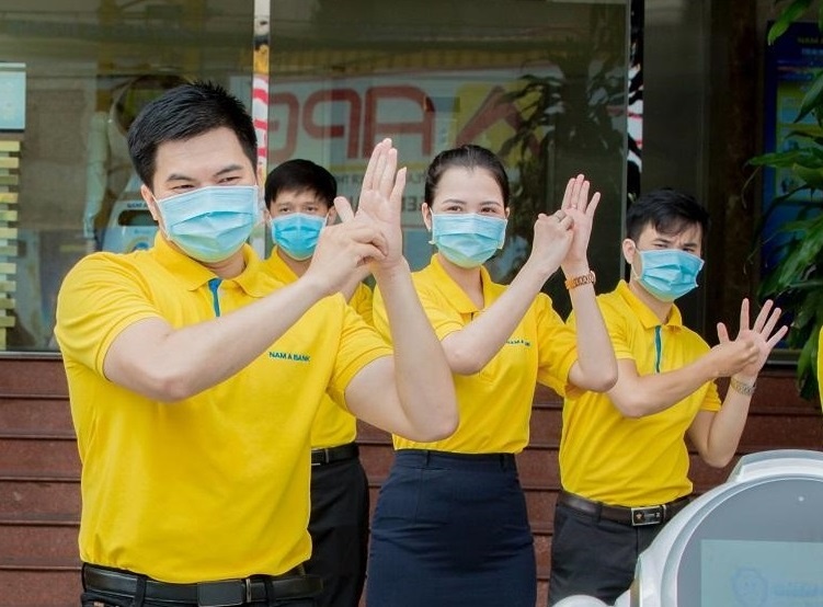 Nhan vien Nam A Bank cover vu dieu 'Ghen Co Vy’ hinh anh