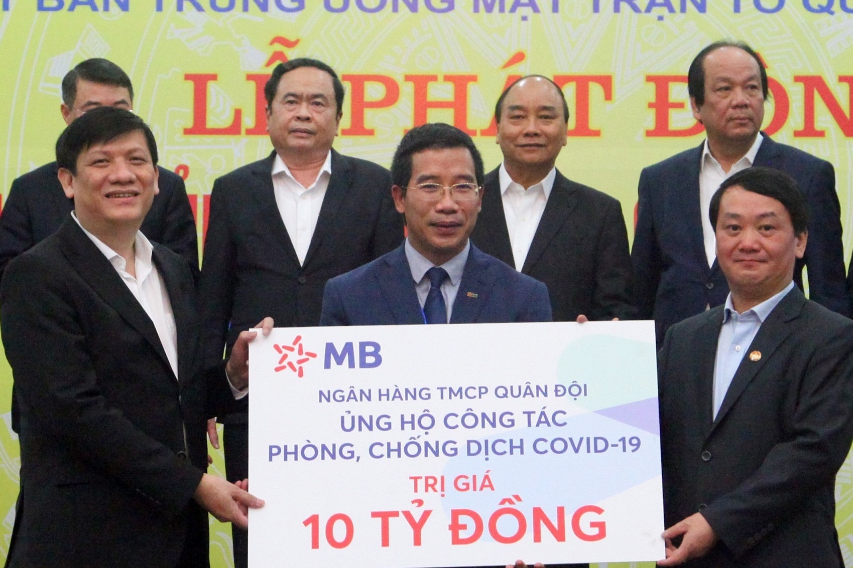 MB ung ho 10 ty dong ho tro day lui dich Covid-19 hinh anh