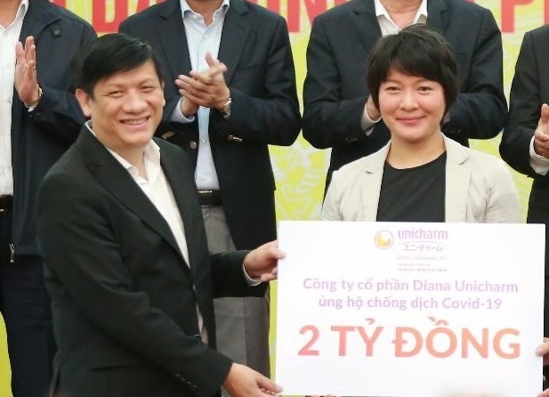 Diana Unicharm ung ho 2 ty chong dich Covid-19 hinh anh