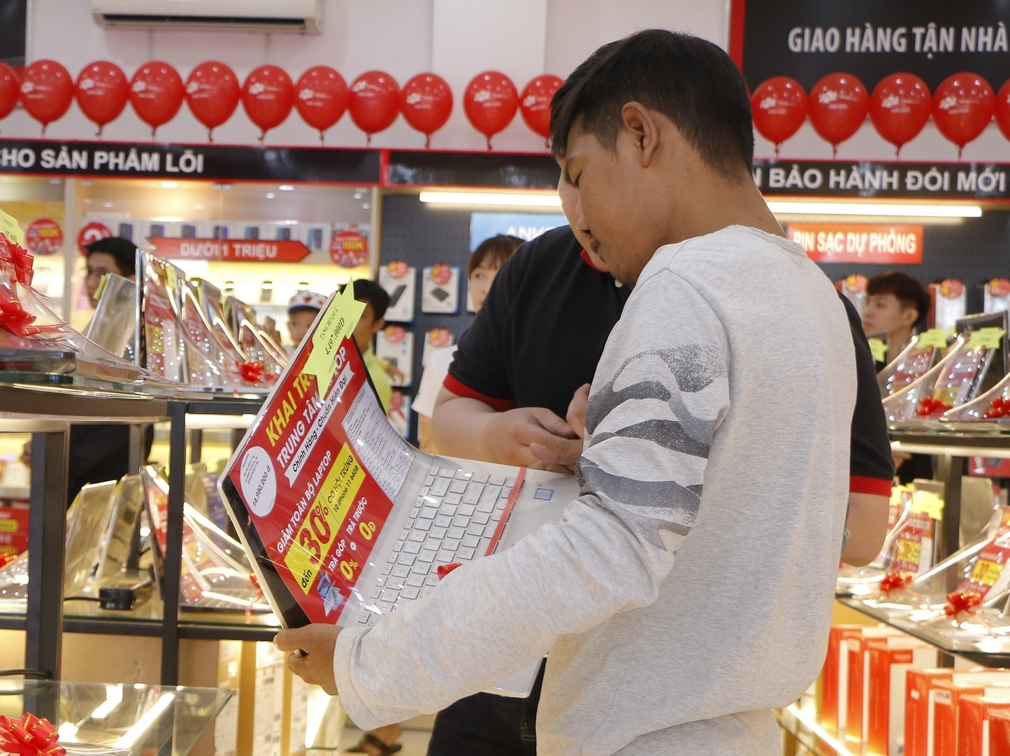 Laptop giam den 3 trieu, FPT Shop giao tan nha mien phi trong 60 phut hinh anh